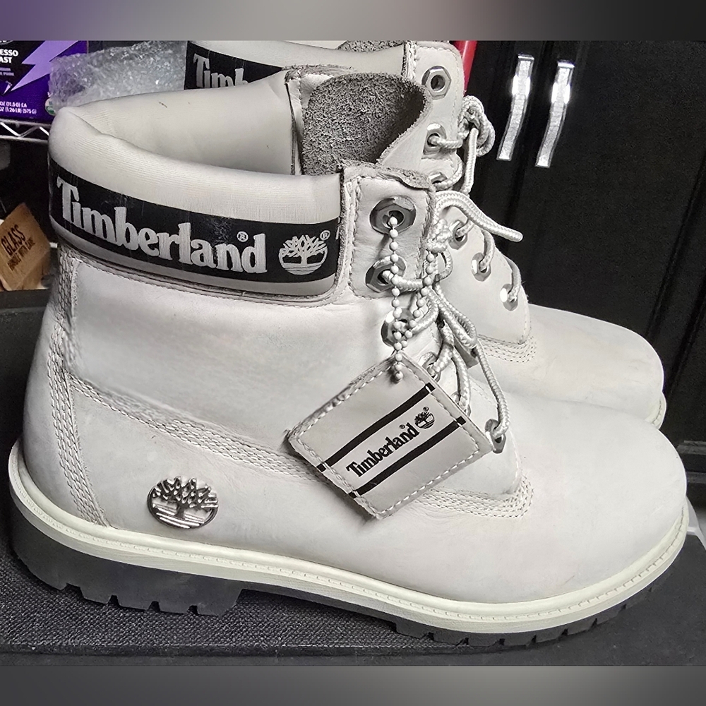 TIMBERLAND LIGHT GREY NUBUCK PREMIUM WATERPROOF BOOTS - Y6 / W8 - NWOT